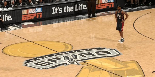 FB体育登录入口-怀旧经典！NBA官方分享2005年-2009年总决赛金杯LOGO地板